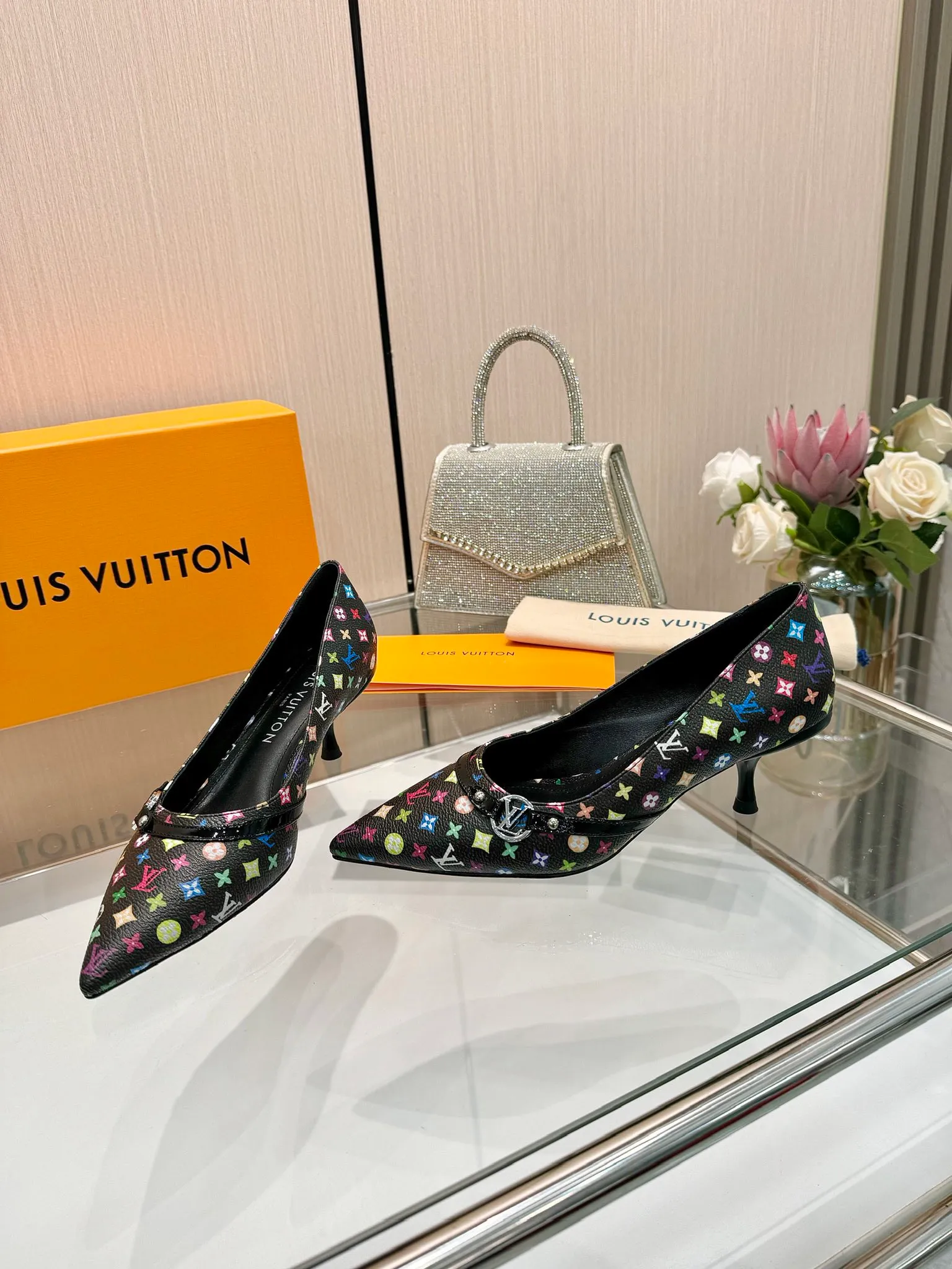 👟👟Ex-factory price 640👟👟Purchase level], Louis Vuitton 2025 official website early spring series! Perfect last shape, new pointed toe🆕, the official website is updated simultaneously. The small pointed toe is matched with a hollow leather strip and a small square buckle to adjust the elasticity. LV hardware "logo" is embellished. It is full of details and a visual feast. 💯It is difficult to conceal the elegant temperament of LV. It is comfortable and easy to wear, and full of femininity. The new original reverse mold last has the ultimate 1:1 shape, exquisite workmanship, and imported high-end fabrics showing exquisite texture! Fabric: Imported lambskin, cow patent leather/Presbyopia/denim. High-quality soft sheepskin lining. Feet: imported goatskin, Italian genuine leather outsole. 5.5 lacquered heels. Number of yards: 34-41 (34.40, 41, customization is non-returnable and non-exchangeable)